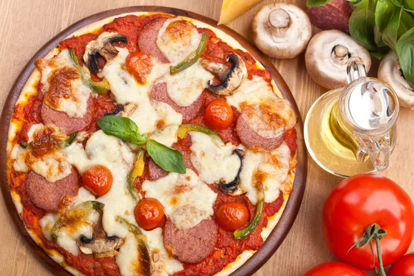 Salami, svamp och grönsaker pizza — Stockfoto