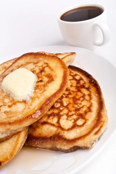 Stapel pannenkoeken met stroop en gesmolten boter — Stockfoto