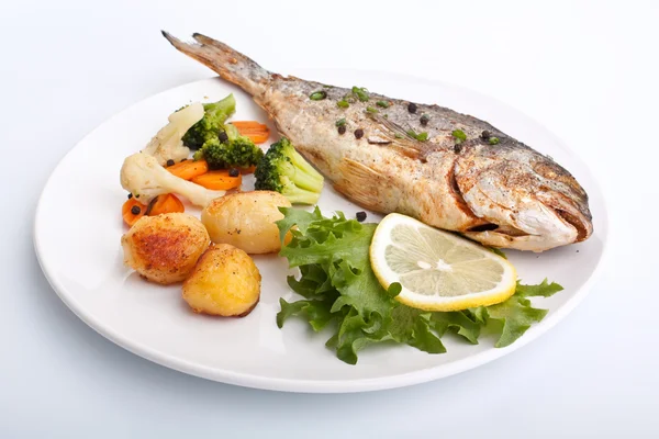 Pescado besugo con verduras — Foto de Stock