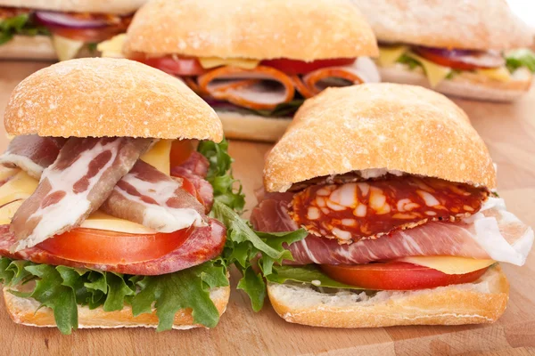 Группа бутербродов с чиабаттой с начинкой из мяса, сыра и овощей — стоковое фото