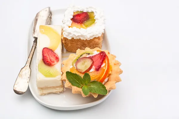 Grupo de tortas de frutas em um fundo branco — Fotografia de Stock