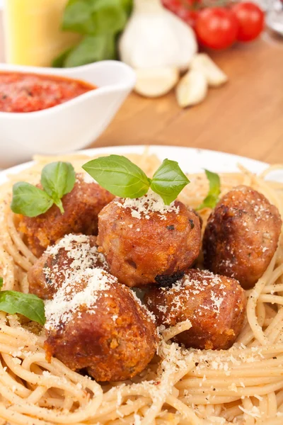 Spaghetti mit Frikadellen — Stockfoto