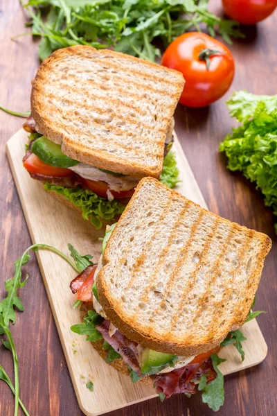 Сэндвичи с беконом, салатом и помидорами — стоковое фото