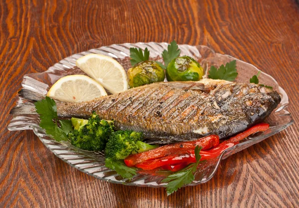 Dorado pescado adornado con verduras , — Foto de Stock