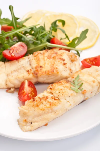 Pescado blanco con verduras y limón — Foto de Stock