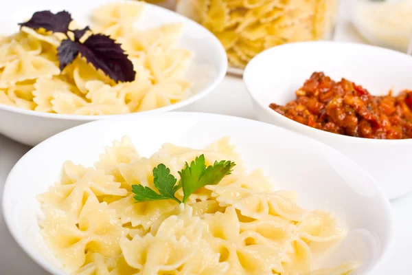 Färska farfalle vanlig pasta — Stockfoto