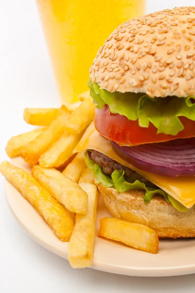 Papas fritas, hamburguesa grande con queso y limonada —  Fotos de Stock