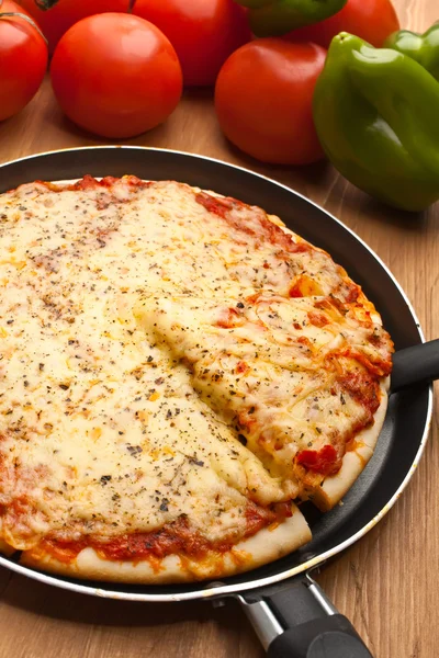 Skivad pizza margarita — Stockfoto