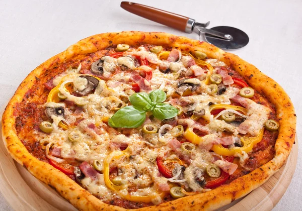 Bacon en mushroom pizza — Stockfoto