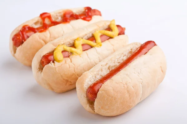 Drei klassische Hot Dogs — Stockfoto