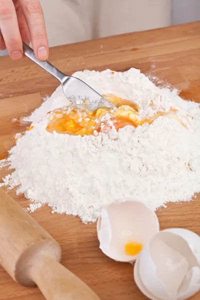 Смешивание теста для домашней яичной пасты — стоковое фото