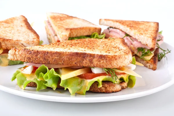 Maso, hlávkový salát a sýr sendvič na toastový chléb — Stock fotografie