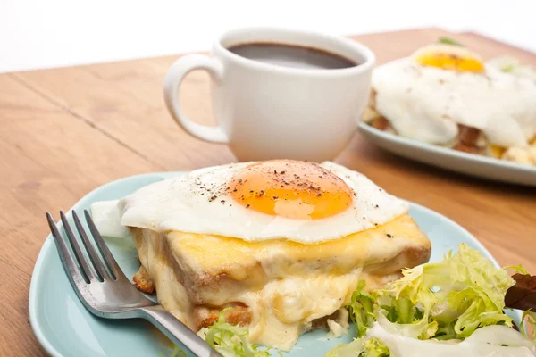 Croque Madame (Șuncă, Brânză și Sandwich cu ouă ) — Fotografie, imagine de stoc