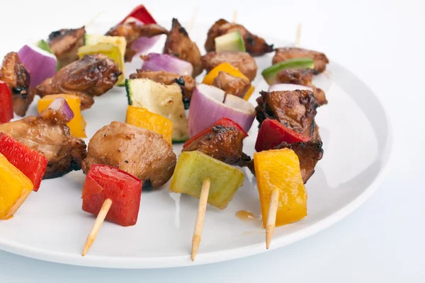 Kebab colorati alla griglia di verdure e pollame — Foto Stock