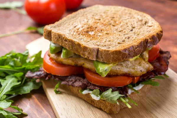 Sandwiches mit Speck, Salat und Tomaten — Stockfoto