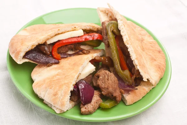 Três metades de sanduíches de pão de pita com carne e legumes — Fotografia de Stock