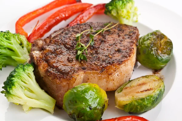Grilled pork chops with vegetables — Stock Photo, Image