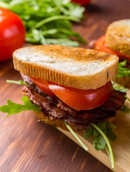 Sandwiches mit Speck, Salat und Tomaten — Stockfoto