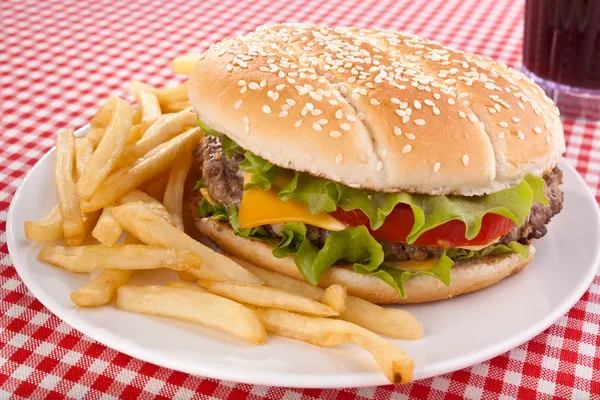 Büyük lezzetli peynirli burger, patates kızartması ve kola — Stockfoto