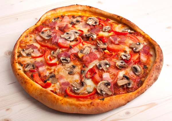 Prosciutto e funghi pizza — Foto Stock