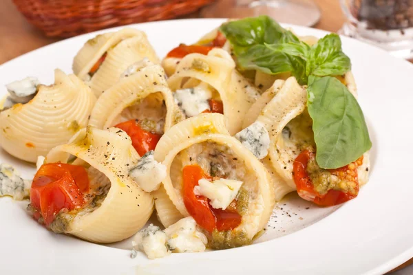 Gevulde shell pasta met tomatensaus, kaas en ingrediënten Stockfoto