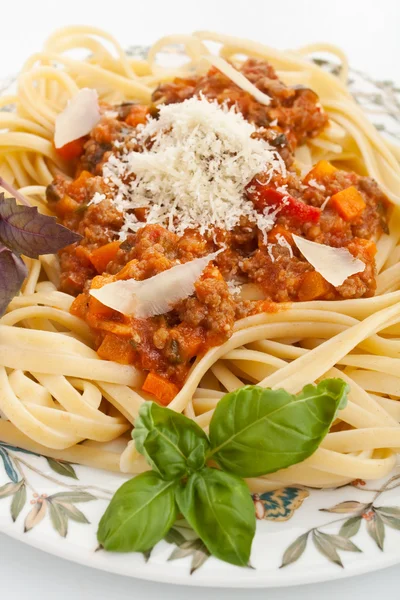 Spaghetti bolognese med ost och basilika Stockfoto
