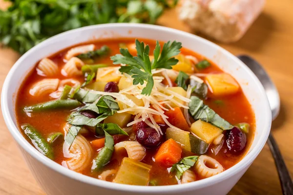Minestrone soep met pasta, bonen en groenten Rechtenvrije Stockafbeeldingen