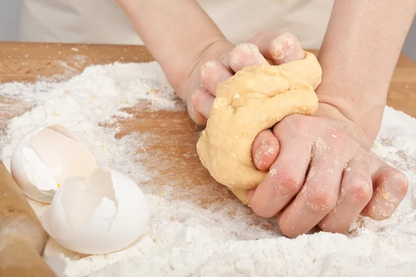 Pâte à pétrir pour pizza Images De Stock Libres De Droits