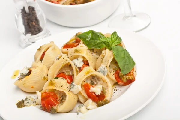 Massa de casca recheada com molho de tomate, queijo e ingredientes Imagem De Stock