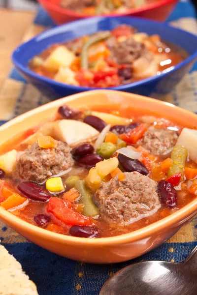 Suppe mit Gemüse und roten Nierenbohnen Stockfoto