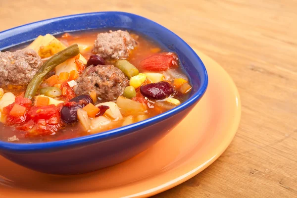 Suppe mit Gemüse und roten Nierenbohnen lizenzfreie Stockbilder