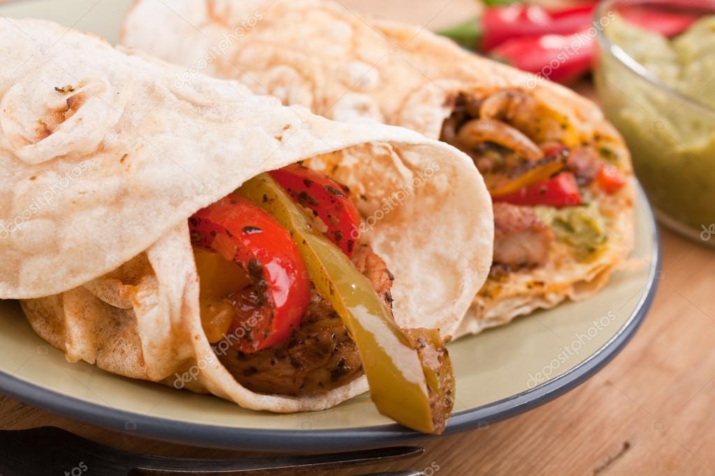 fajitas tradicionales mexicanas de pollo y ternera con guacamole 2023