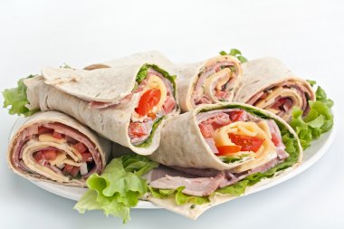 tortilla sarılmış sandviç ikiye kesilmiş rulo