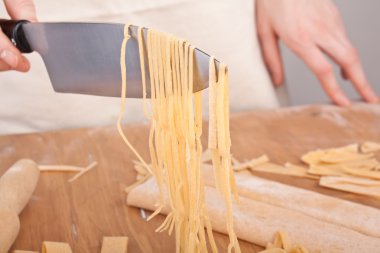 bir bıçakla pişmemiş yumurta ev yapımı makarna kaldırdı