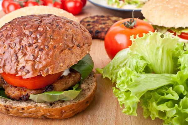 Cheeseburger and ingredients — Stock Photo, Image