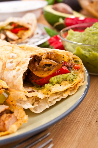 Mexicaanse kip en rundvlees fajitas — Stockfoto