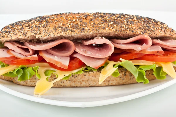 Volkoren tarwemeel gevuld broodje — Stockfoto