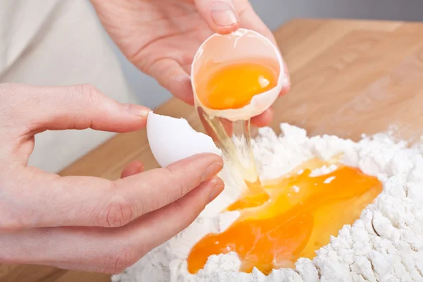 Rompere le uova per l'impasto per pasta all'uovo fatta in casa — Foto Stock