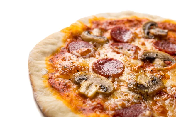 Pizza con salame piccante e funghi — Foto Stock