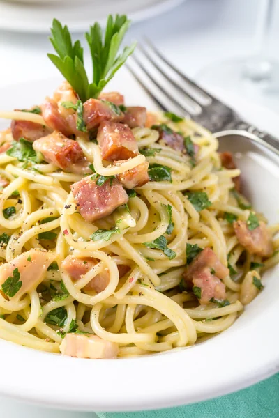 Spaghetti carbonara traditionnel — Photo