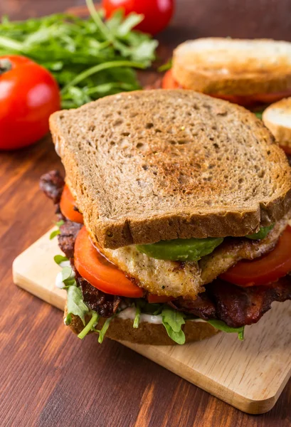 Bacon, sallad och tomat blt smörgåsar — Stockfoto
