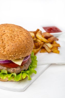 hamburger, patates, sos ile