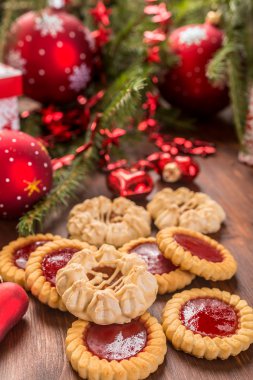 Noel kurabiyeleri ve süslemeler