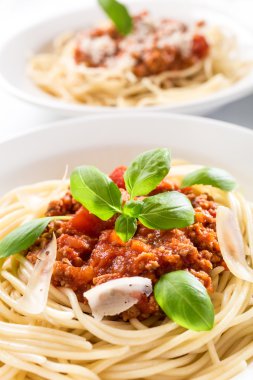 Spagetti bolognese peynirli ve fesleğen ile