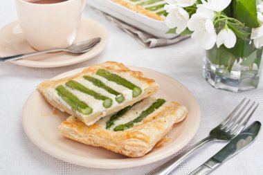 kuşkonmaz, mascarpone ve gorgonzola mavi peynirli puf böreği