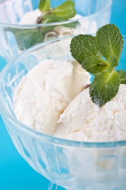 iki bardak vanilyalı dondurma ile