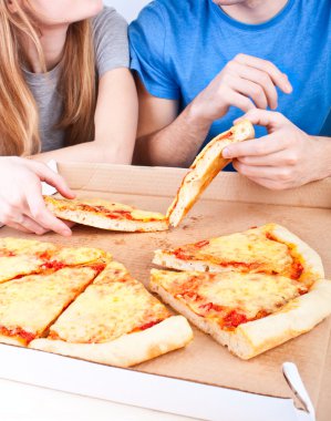Pizza yiyen gençler