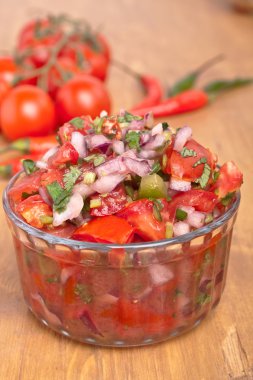 domates, soğan ve Salantro ile salsa