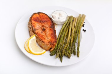 Somon kuşkonmaz ve limon sos ile