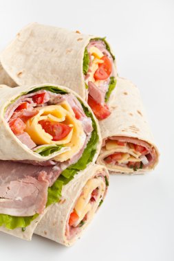 tortilla sarılmış sandviç yığını ikiye kesilmiş rulo